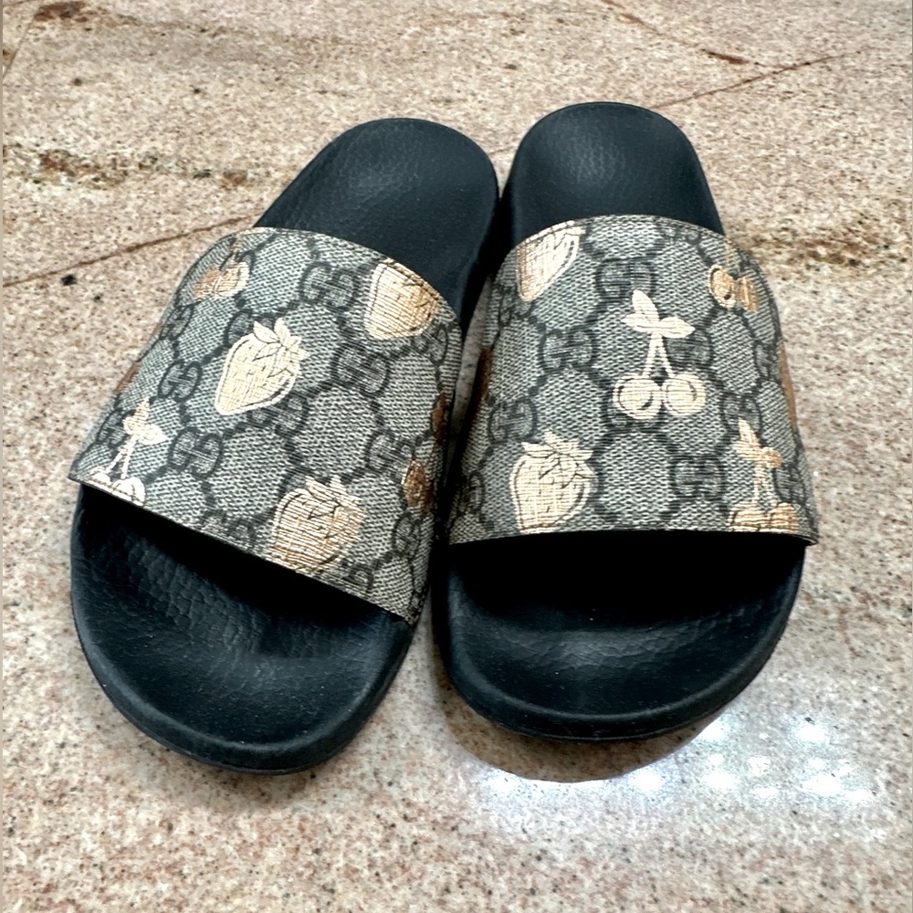 GUCCI GG Supreme Monogram Berry Slide Sandal